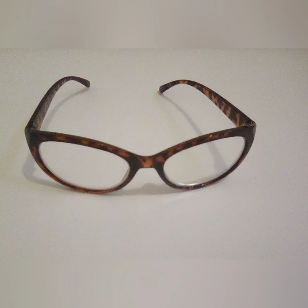 Betsey Johnson Animal Print Cat-Eye Reading Glasses +2.50 One Pair Fashion Chic